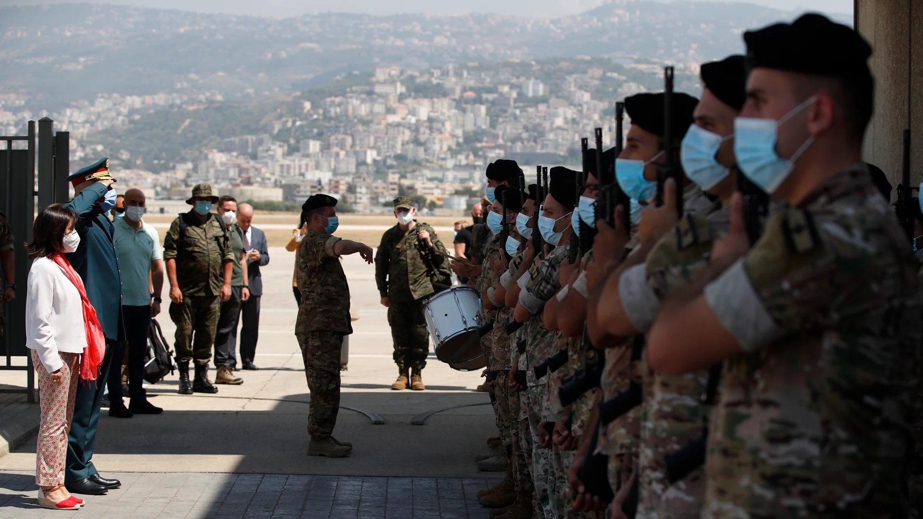 Imagen de archivo de la ministra de Defensa, Margarita Robles, visitando a las tropas españolas desplegadas en Líbano