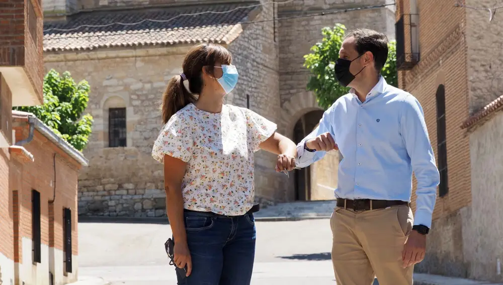 Íscar junto a la alcaldesa de San Román de Hornija, Mercedes Motrel