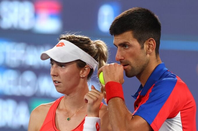 Los serbios Nina Stojanovic y Novak Djokovic en los Juegos Olímpicos de Tokio 2020