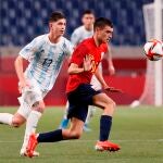 Pedri se lleva el balón ante un jugador argentino