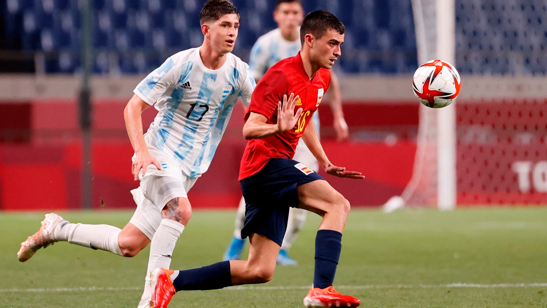 Pedri se lleva el balón ante un jugador argentino