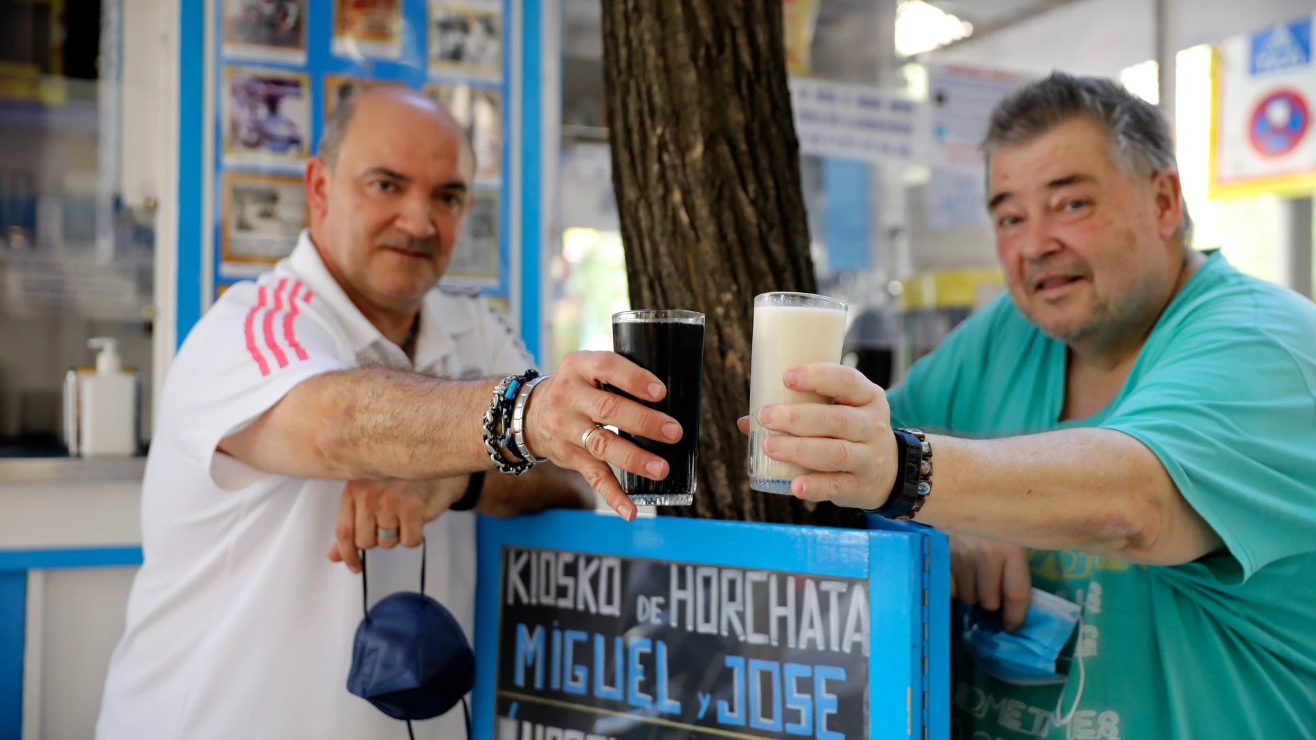 José Manuel y Miguel brindan con una agua de cebada y una horchata en su kiosco.