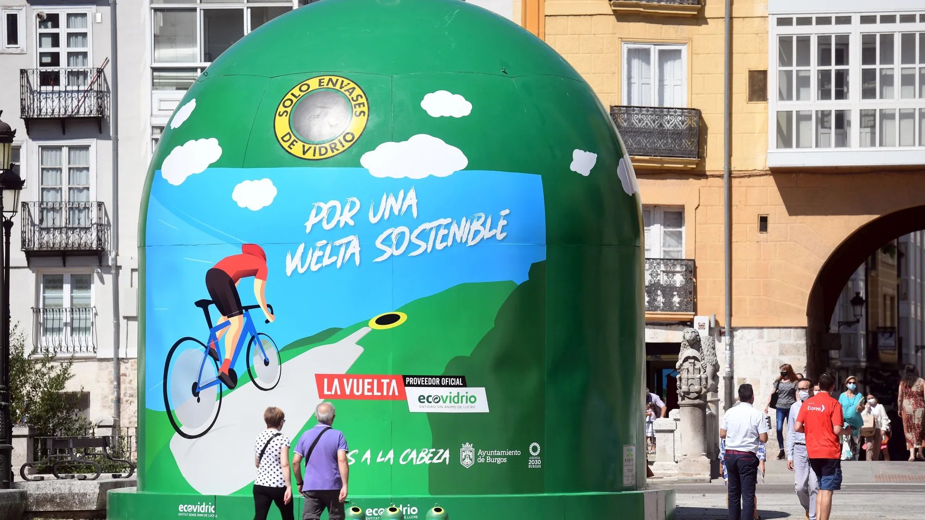 El ayuntamiento de Burgos, Ecovidrio y La Vuelta ciclista a España inauguran el contenedor más grande del mundo para promover el reciclaje de vidrio durante ''''La Vuelta 21''''.