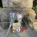 Golosinas para perros y flores cerca del lugar donde fue asesinada Katherine Janness, de 40 años