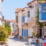Calle de la ciudad costera Alaçati