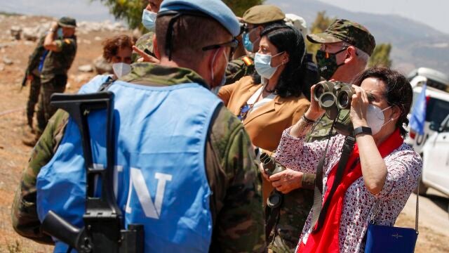 La ministra de Defensa, Margarita Robles, durante su visita a uno de los puestos de vigilancia en Líbano