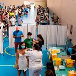 Multitud de jóvenes recibiendo la vacuna contra el coronavirus. EFE/ Raúl Caro.