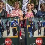 Manifestantes lituanos protestan con un cartel contra un campo de refugiados en la pequeña Deveniskes