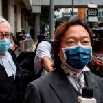 Hong Kong (China), 30/07/2021.- Senior Counsel Clive Grossman (L) and lawyer Lawrence Lau (C) who are representing Tong Ying-kit, speak to the media outside the High Court in Hong Kong, China, 30 July 2021. Tong Ying-kit, 24, was given a nine-year prison sentence for secession and terrorism under the Beijing-imposed national security law for riding his motorcycle into three police officers while carrying a flag that called for the city's liberation last year. (Terrorismo) EFE/EPA/MIGUEL CANDELA