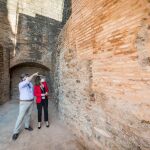 La directora general del Patronato de la Alhambra y Generalife, Rocío Díaz, durante una visita a la torre, junto al arquitecto conservador del monumento, Antonio Peral