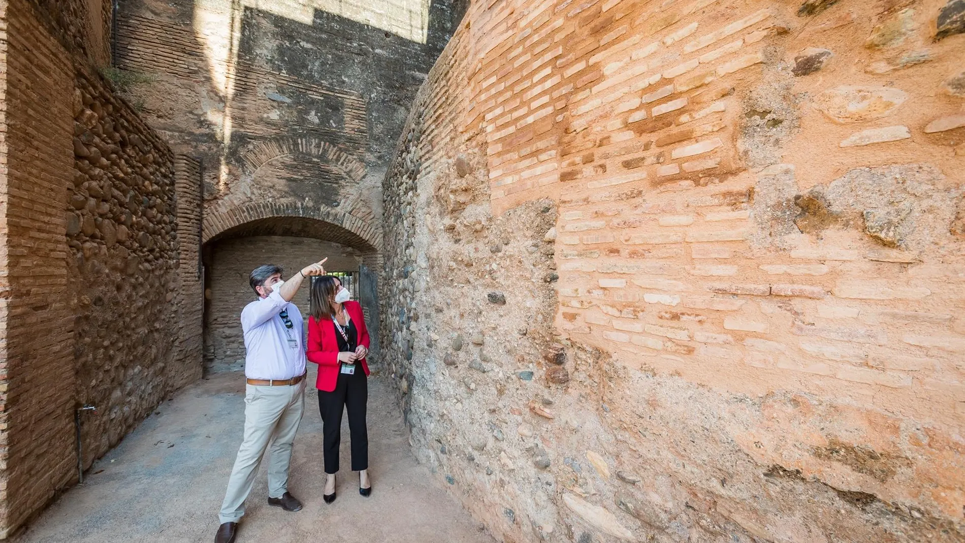 La directora general del Patronato de la Alhambra y Generalife, Rocío Díaz, durante una visita a la torre, junto al arquitecto conservador del monumento, Antonio Peral