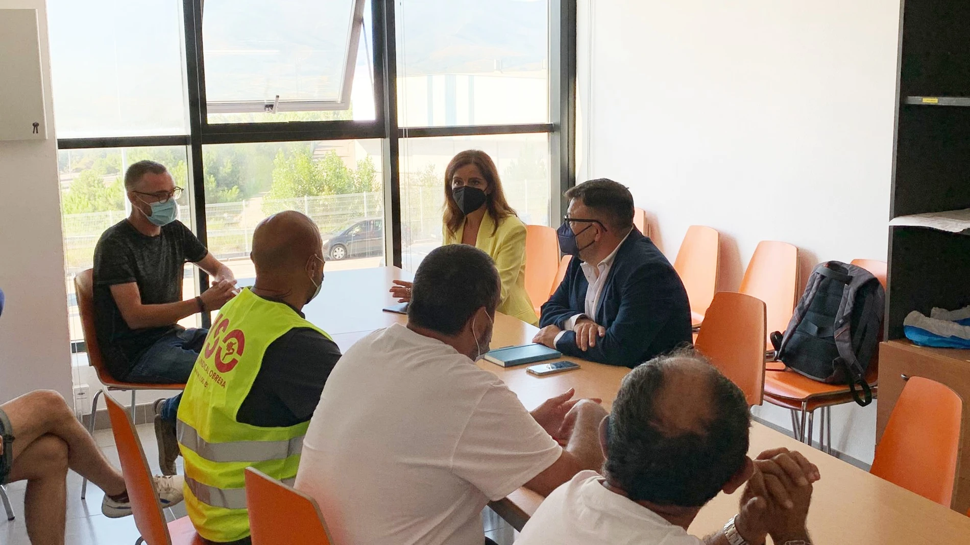 la consejera de Empleo e Industria, Ana carlota Amigo, se reúne con los representantes de la dirección de la empresa y de los trabajadores de LM Wind Power de Ponferrada