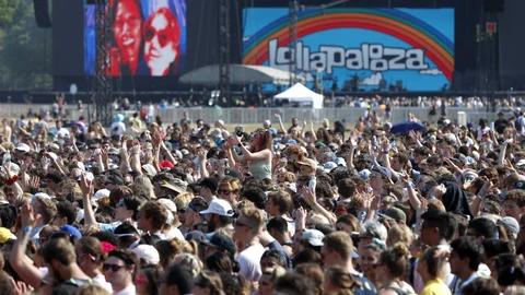 La variante delta es responsable de la mayoría de los contagios que se están produciendo por todo el planeta, y aunque es más transmisible que el virus original y puede incrementar las hospitalizaciones, no causa más mortalidad. En la imagen, asistentes a un festival de música en Chicago (EE UU)