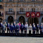 El presidente del Gobierno, Pedro Sánchez (3i), y el rey Felipe VI (4i), posan junto a todos los presidentes autonómicos de España