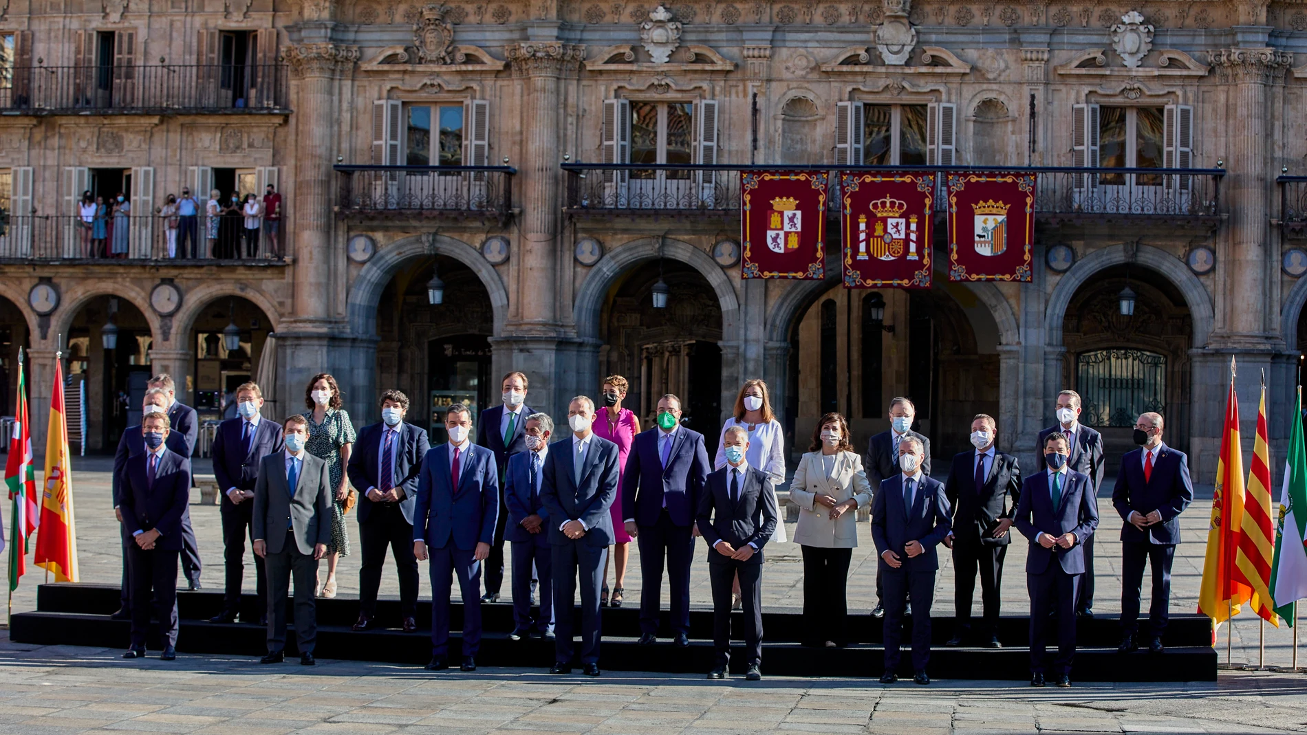 El presidente del Gobierno, Pedro Sánchez (3i), y el rey Felipe VI (4i), posan junto a todos los presidentes autonómicos de España