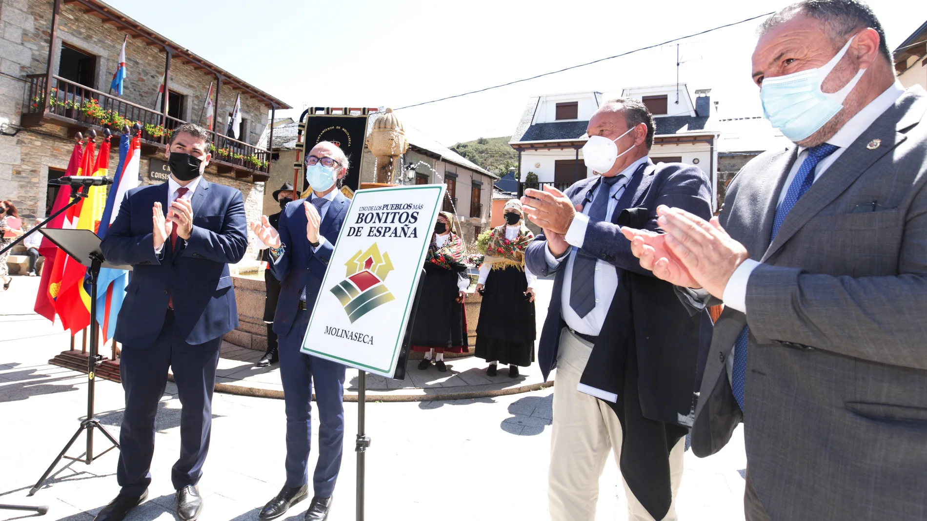 El consejero de Cultura y Turismo, Javier Ortega, preside los actos de celebración en Molinaseca, en León, al ser distinguido como uno de los pueblos más bonitos de España