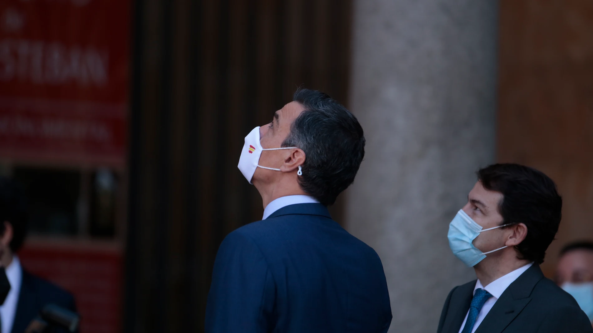 El presidente del Gobierno, Pedro Sánchez (i), y el presidente de la Junta de Castilla y León, Alfonso Fernández Mañueco, a su llegada al Convento de San Esteban para celebrar la XXIV Conferencia de Presidentes