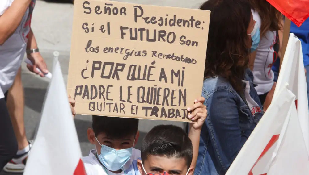 Un niño, hijo de trabajadores de LM, protesta en Ponferrada en defensa del empleo