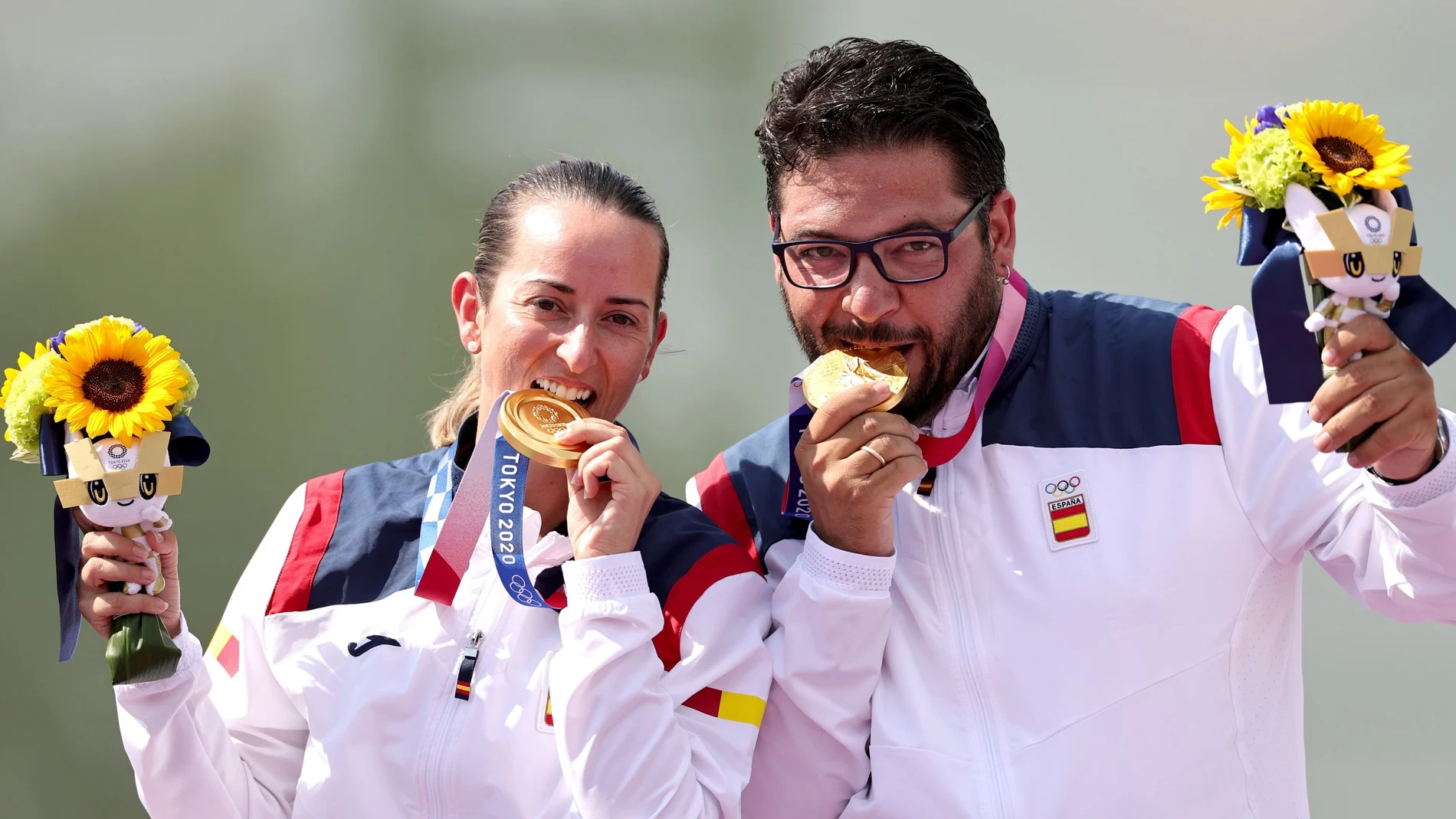 Fátima Gálvez y Alberto Fernández muerden sus medallas