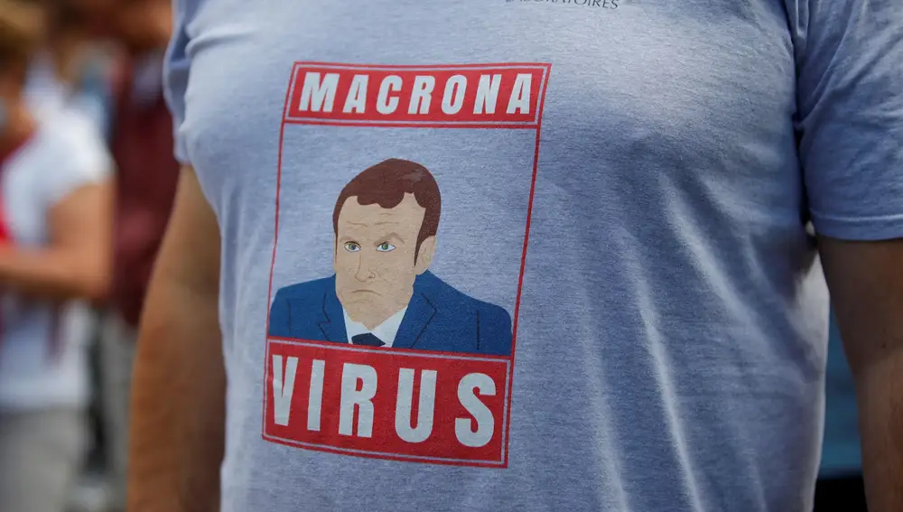 Un manifestante con una camiseta en la que se puede leer: &quot;Macronavirus&quot;, ayer, en París