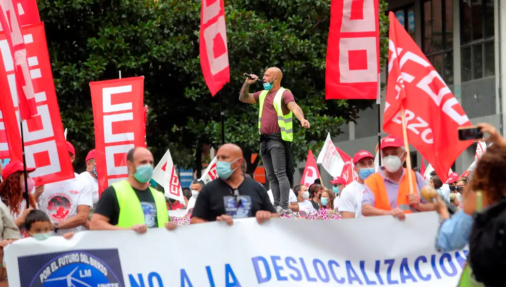 PONFERRADA (LEÓN), 31/07/2021.- Miiles de personas han salido este sábado a las calles de Ponferrada para protestar contra los 393 despidos previstos en la factoría de palas eólicas de LM Windpower mediante un expediente de regulación de empleo (ERE). EFE/ Ana F. Barredo