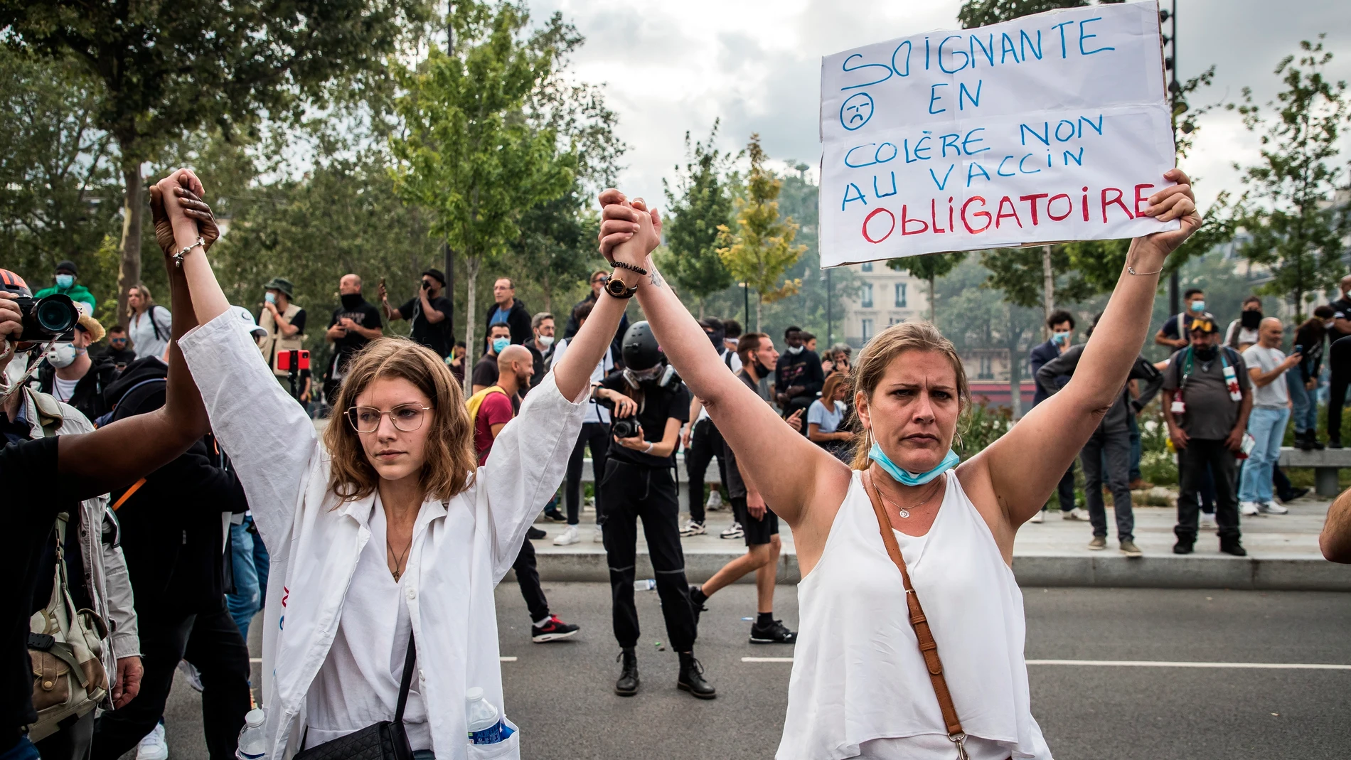 Protesta en París contra la obligación de que los sanitarios se vacunen contra el coronavirus