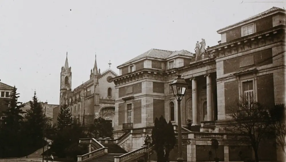 Fachada del Museo del Prado, en una fotografía tomada en los años veinte del pasado siglo