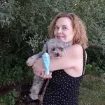 Paloma Pedrero con su perra Happy
