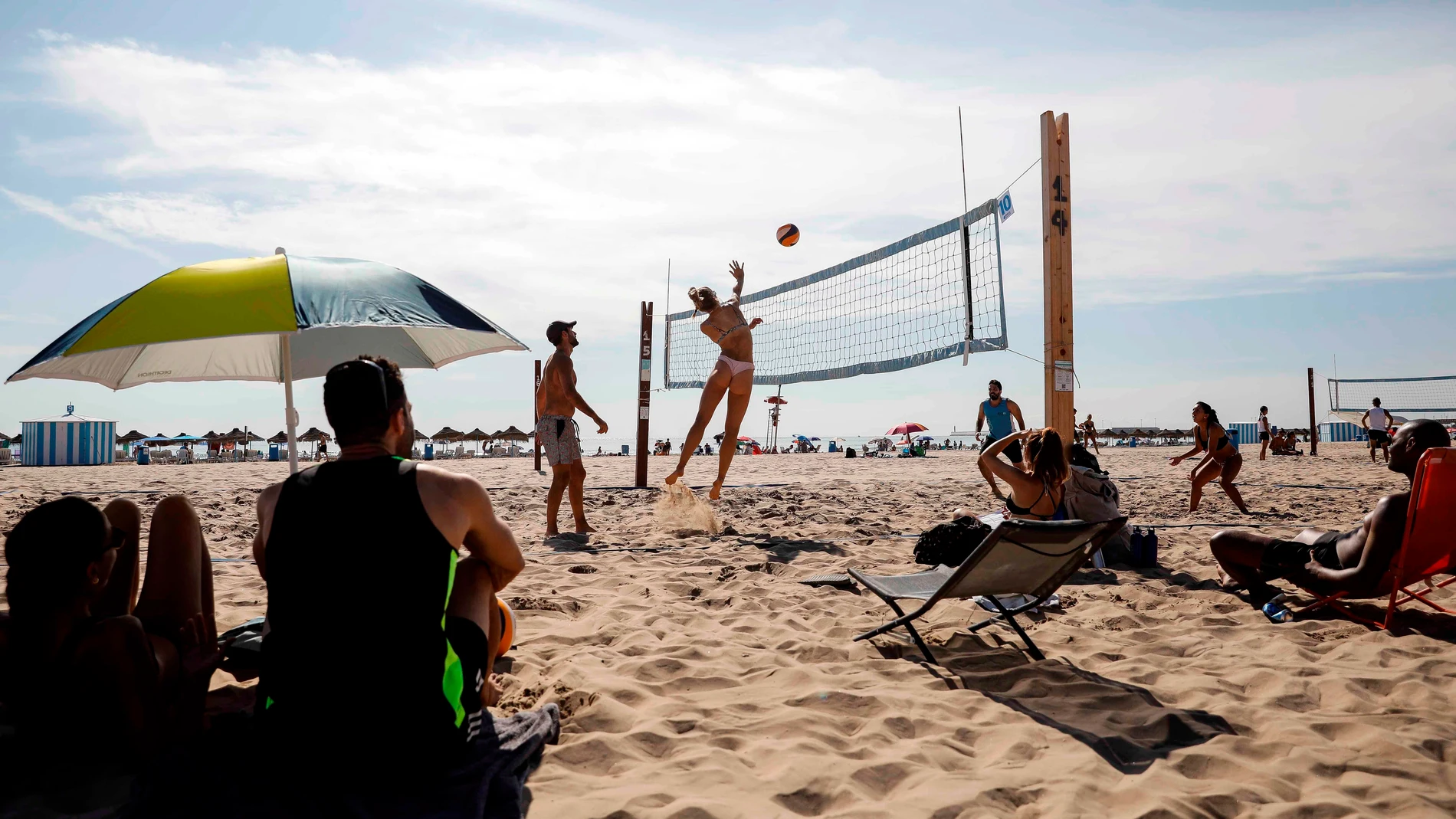 A lo largo de toda la playa hay instalaciones para practicar infinidad de deportes, como el volley ball