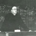 Georges Lemaître ante a una pizarra llena de fórmulas