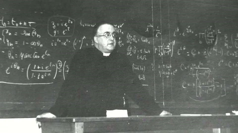 Georges Lemaître ante a una pizarra llena de fórmulas