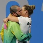 Bruno Fratus besa a la entrenadora Michelle Lenhardt para celebrar su medalla de bronce en Tokio 2020