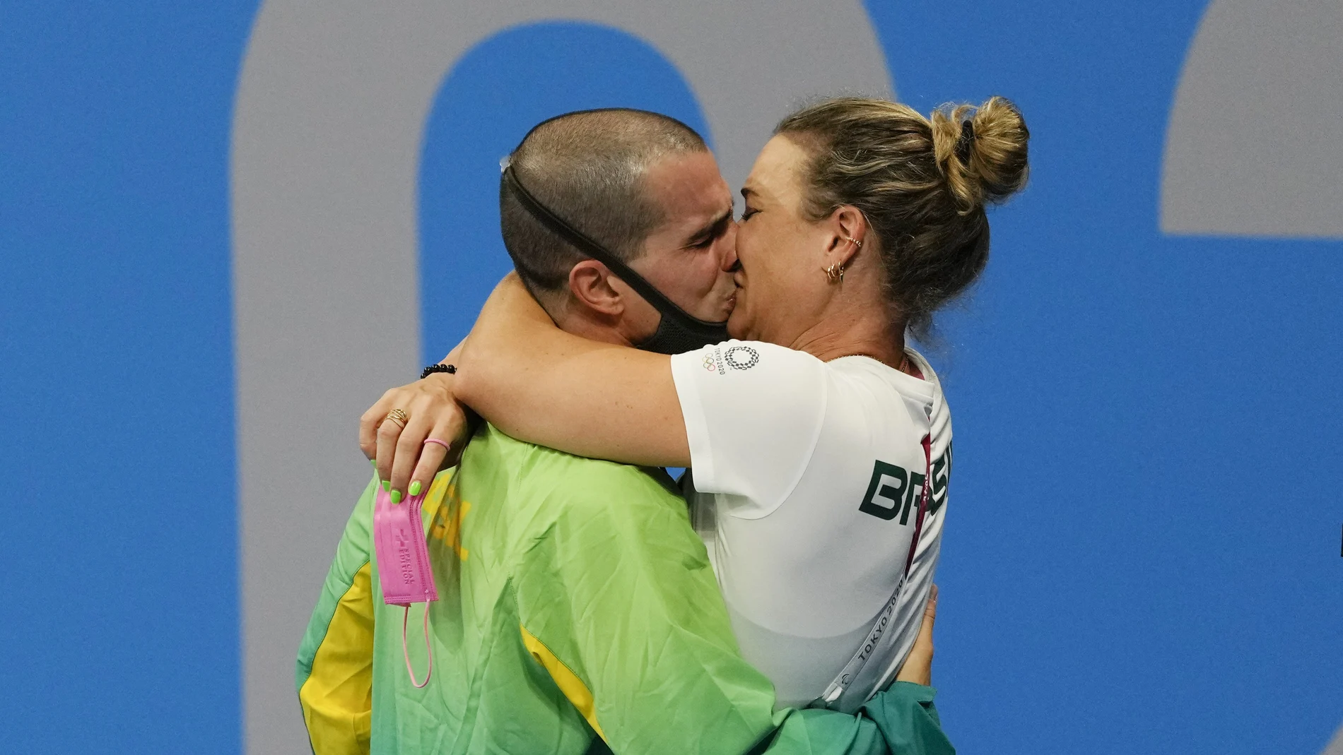 Bruno Fratus besa a la entrenadora Michelle Lenhardt para celebrar su medalla de bronce en Tokio 2020