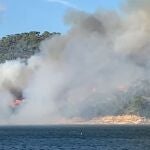 El fuego se originó en la Playa Nudista