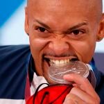 Ray Zapata muerde su medalla de plata en suelo en los Juegos Olímpicos de Tokio