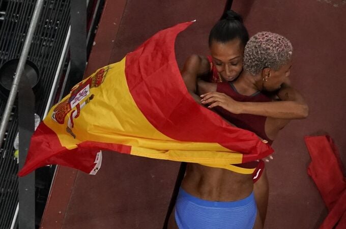 Ana Peleteiro y Yulimar Rojas se abrazan después del concurso de triple salto. La española fue bronce; la venezolana, oro y récord del mundo