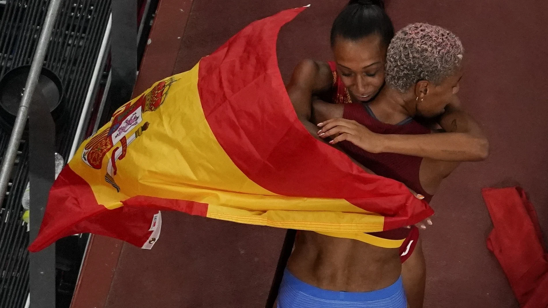 Ana Peleteiro y Yulimar Rojas se abrazan después del concurso de triple salto. La española fue bronce; la venezolana, oro y récord del mundo