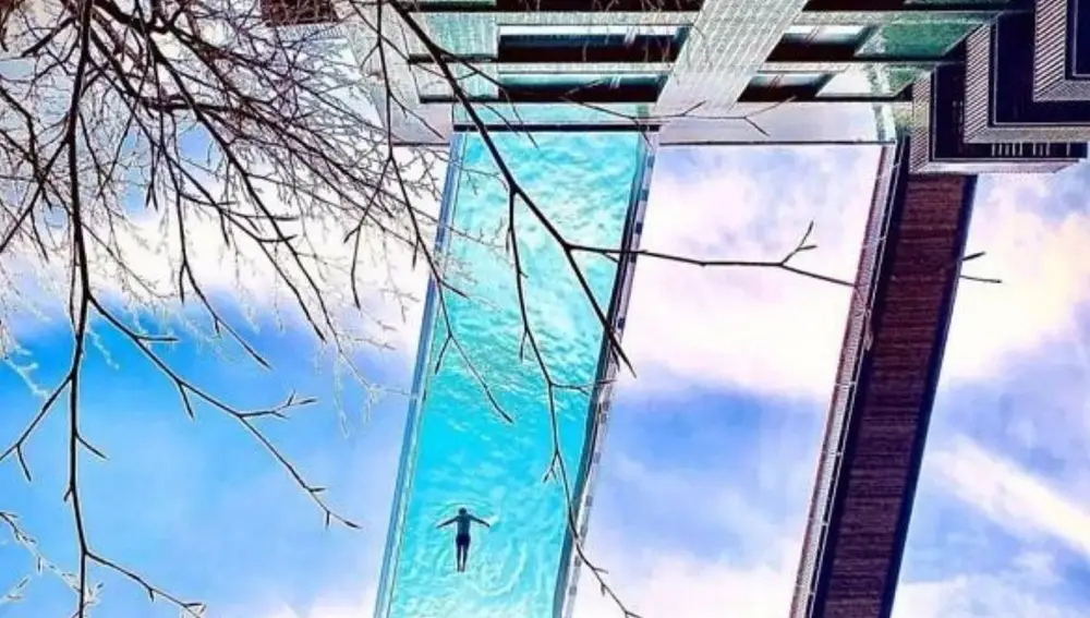 La sensación de estar en el aire es el principal concepto de esta piscina aérea.