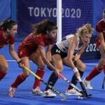 La británica Lily Owsley pelea la pelota con varias jugadoras españolas