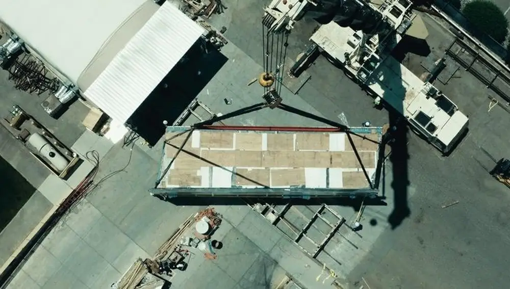 Para el ensamblaje de la piscina se necesitó una grúa de 750 toneladas.