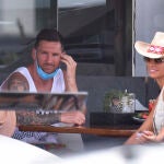 Leo Messi junto a su mujer Antonella Rocuzzo disfrutando de un día en alta mar con la familia, a 2 de agosto de 2021, en Ibiza (España).MESSI;BARCO;VACACIONES;FÚTBOL;SANDIA;EMBARCANDO;02 AGOSTO 2021Francisco Guerra / Europa Press02/08/2021