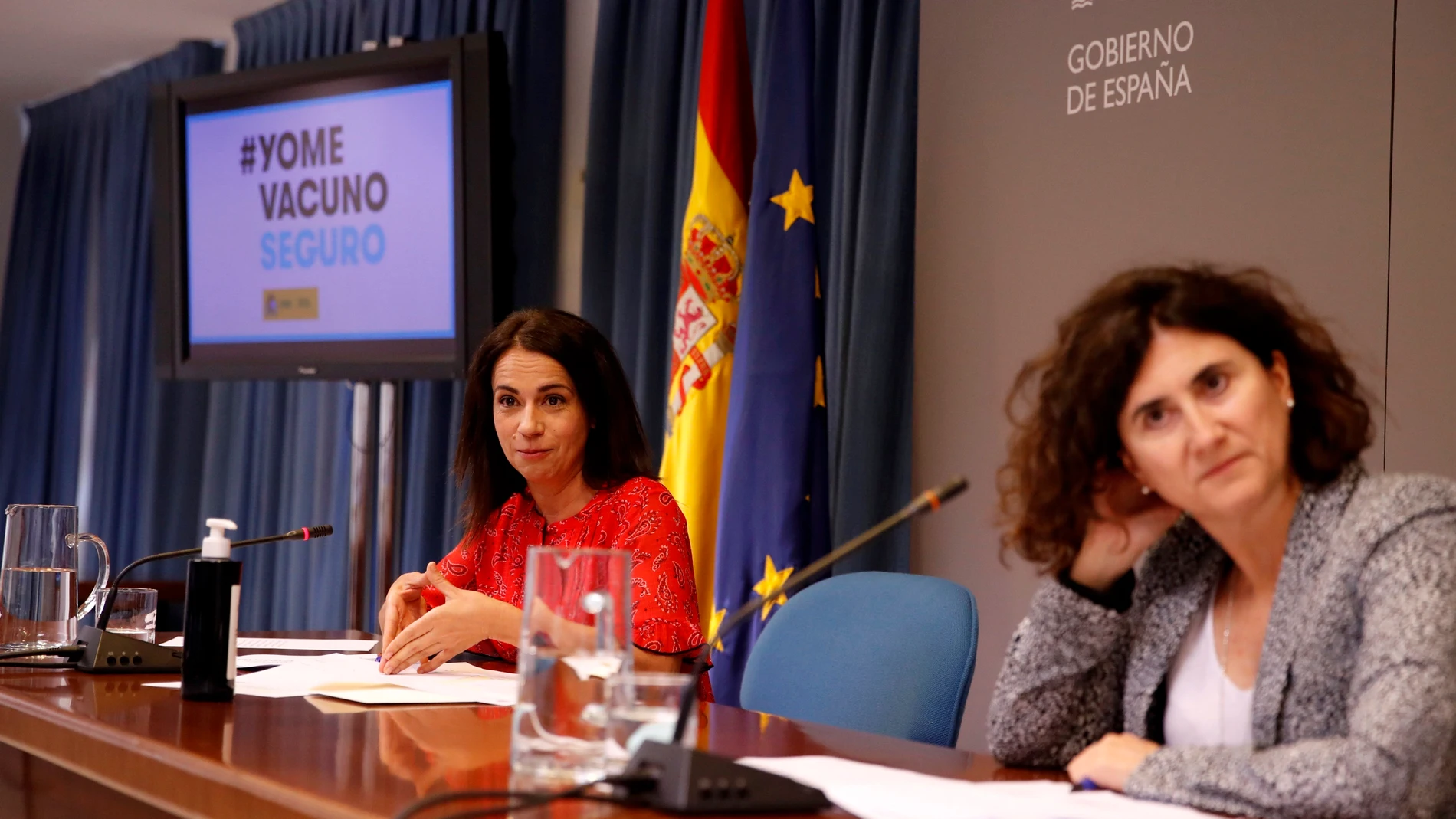 La secretaria de Estado de Sanidad, Silvia Calzón (i), junto a la portavoz del Ministerio de Sanidad, María José Sierra Moros (d), ofrecen una rueda de prensa al término de la reunión del Comité de Seguimiento del Coronavirus, este lunes en Madrid.