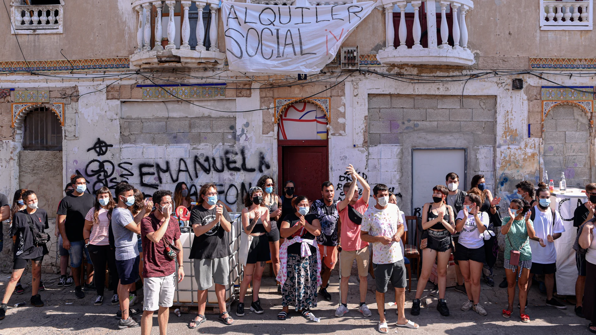 Ocupantes y miembros del colectivo Construyendo Malilla se han concentrado para evitar el desalojo de 50 personas de un edificio en riesgo de derrumbe en el barrio de la Creu Coberta de Valencia, a 2 de agosto de 2021, en Valencia, Comunidad Valenciana, (España)