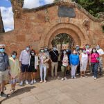 Un grupo de turistas visitan la localidad segoviana de Riaza