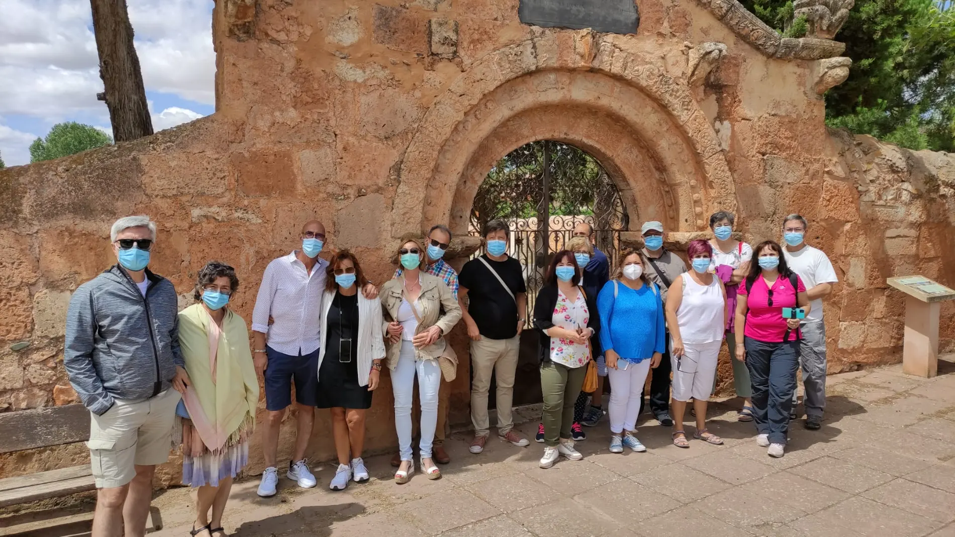 Un grupo de turistas visitan la localidad segoviana de Riaza