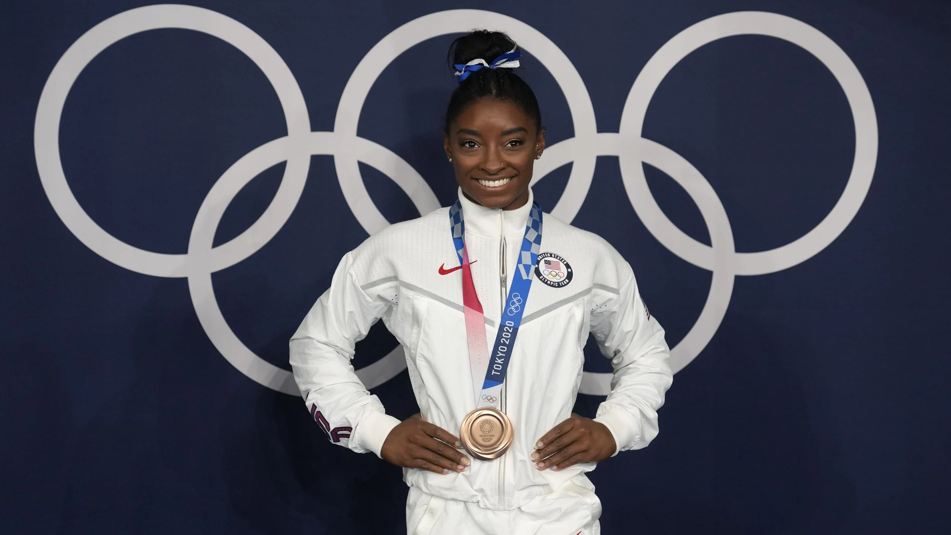 Simone Biles posa sonriente con su medalla de bronce
