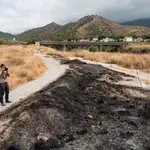 Zona quemada donde apareció el cadáver de la mujer presuntamente asesinada por su pareja, un vecino de 53 años de Rincón de la Victoria (Málaga). Daniel Pérez / Efe
