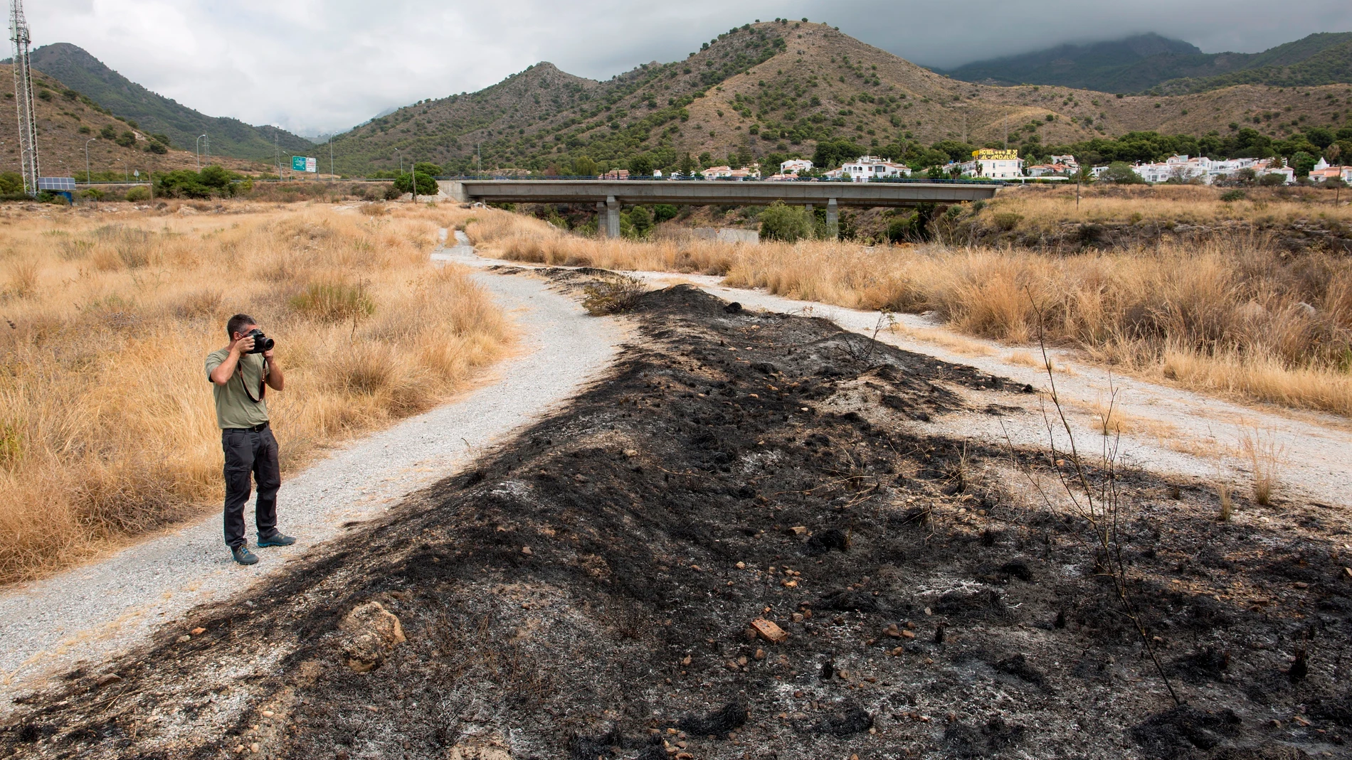 Zona quemada donde apareció el cadáver de la mujer presuntamente asesinada por su pareja, un vecino de 53 años de Rincón de la Victoria (Málaga). Daniel Pérez / Efe