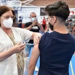 Un joven recibe la primera dosis de la vacuna Moderna en el Pabellón Jara Carrillo
