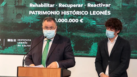 El presidente de la Diputación de León, Eduardo Morán, presenta la resolución de las ayudas del Programa R tras la celebración del Consejo Rector del Instituto Leonés de Cultura. Junto a él, el diputado de Cultura, Pablo Lopez Presa